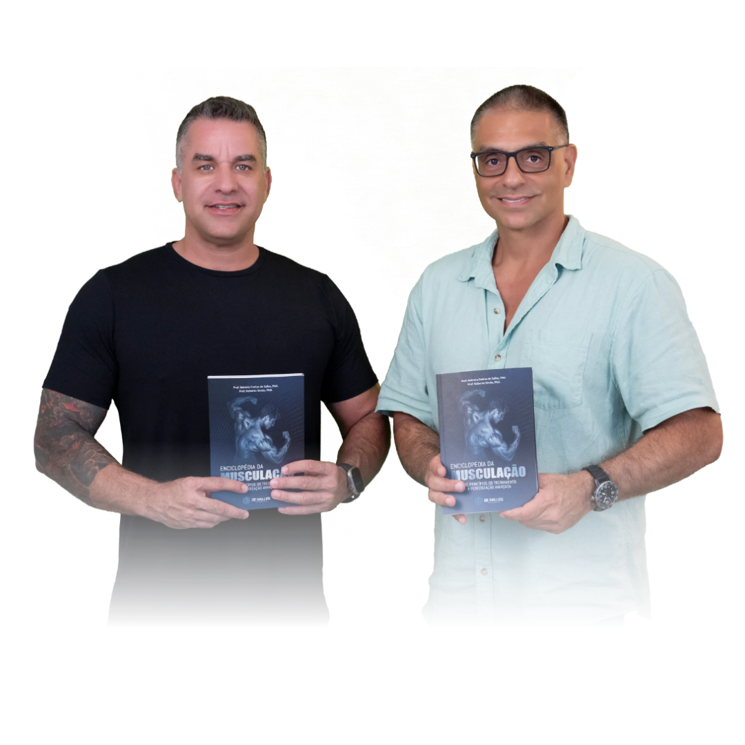Autores segurando a Enciclopédia da Musculação