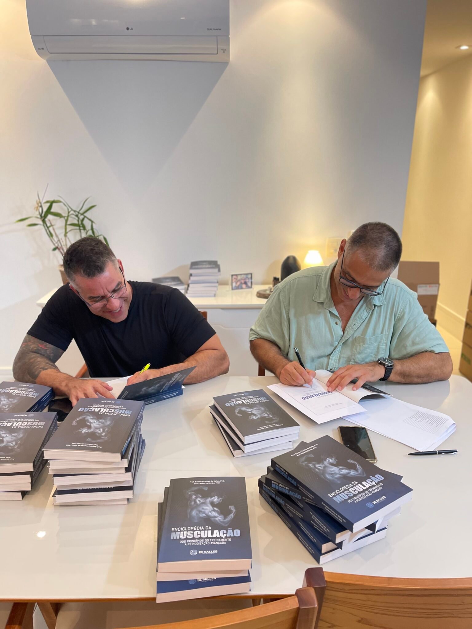 Autores assinando a Enciclopédia da Musculação